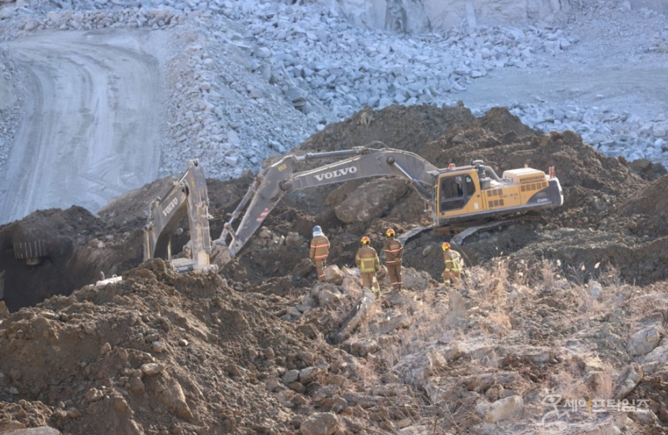 ▲ 경기 양주 삼표산업 석재 채취장에서 토사 붕괴로 노동자 3명이 매몰돼 소방 관계자들이 구조 작업을 펼치고 있다. ⓒ 세이프타임즈 DB