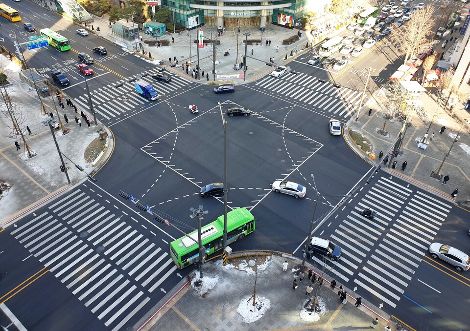 ▲ 도로교통소통 개선사업으로 안전하고 쾌적한 보행 환경이 조성된 서울 노원역 사거리. ⓒ 노원구