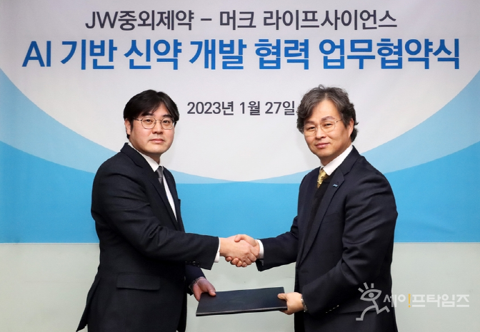 ▲ 진세호 JW중외제약 원료연구센터장(왼쪽)이 서울 서초동 본사에서 독일 머크 라이프사이언스와 인공지능을 이용한 신약 개발 업무 협약을 했다. ⓒ JW중외제약
