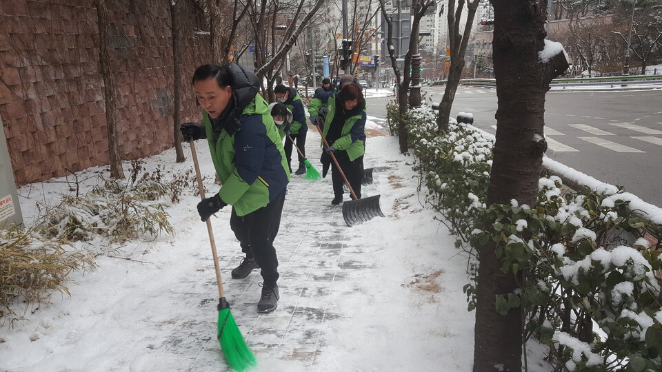 ▲ 서울 성북구 길음1동 마을안전협의회원들이 제설 작업을 벌이고 있다. ⓒ 성북구