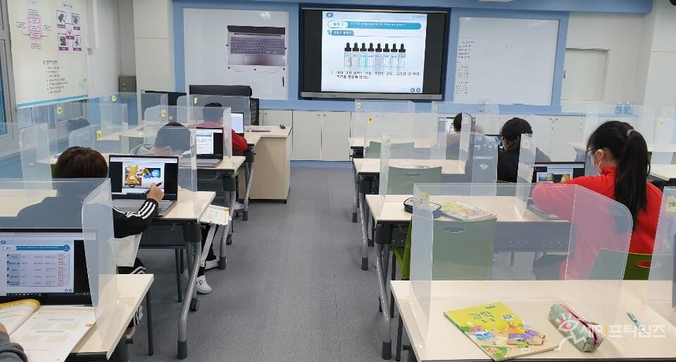 ▲ 서울 신도림초등학교 학생들이 사물 인터넷 미래교실에서 교육을 받고 있다. ⓒ 구로구