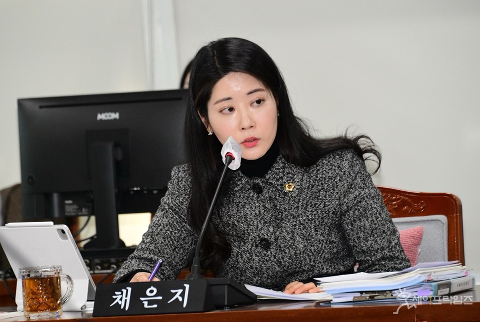 ▲ 채은지 광주시의원이 김상묵 김대중컨벤션센터 사장의 직장 내 괴롭힘 의혹에 대해 발언하고 있다. ⓒ 의원실