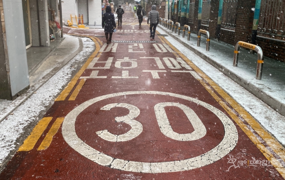 ▲ 지방자치단체와 교육청의 재산권 갈등으로 스쿨존 보행로 사업이 수월하게 이뤄지지 않고 있다. ⓒ 세이프타임즈