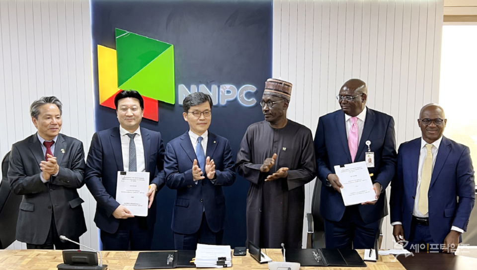▲ 조승일 대우건설 플랜트사업본부장(왼쪽 세번째)과 나이지리아 관계자들이 카두나 정유시설의 긴급보수 공사계약을 하고 있다. ⓒ 대우건설