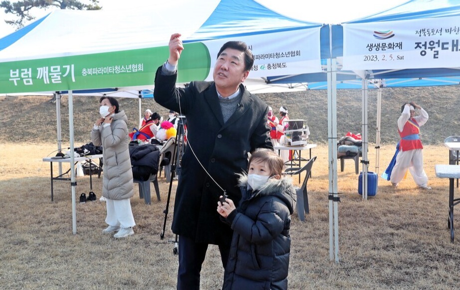 ▲ 이범석 충북 청주시장이 정월대보름날 정북동토성에서 어린이와 연날리기 체험을 하고 있다. ⓒ 청주시