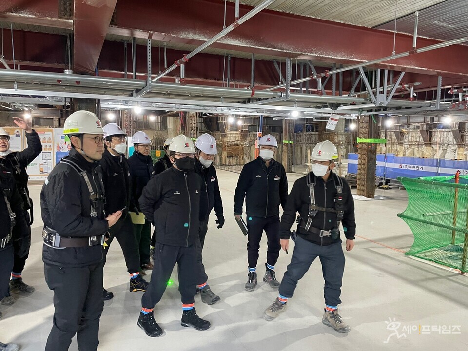▲ 김인수 쌍용건설 사장(가운데)과 관계자들이 현장을 점검하고 있다. ⓒ 쌍용건설