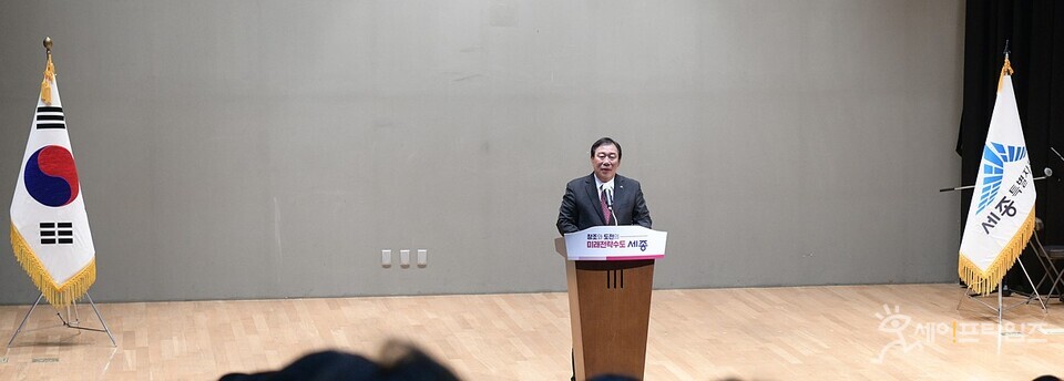  ▲ 최민호 세종시장이 직원 소통의 날을 맞아 울트라 세종을 만들자고 제시하고 있다. ⓒ 세종시