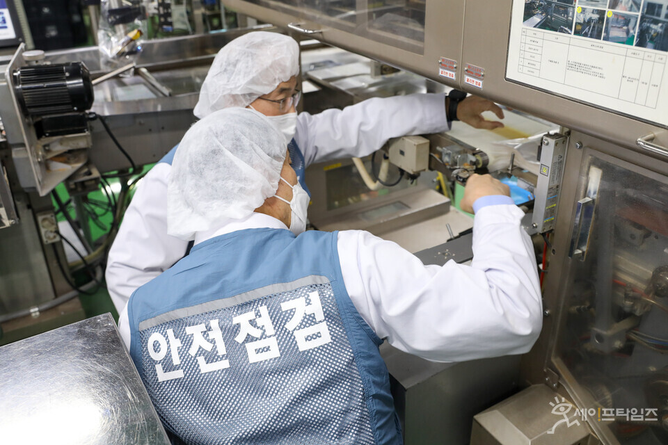 ▲ SPC 관계자들이 생산시설의 안전점검을 하고 있다. ⓒ SPC