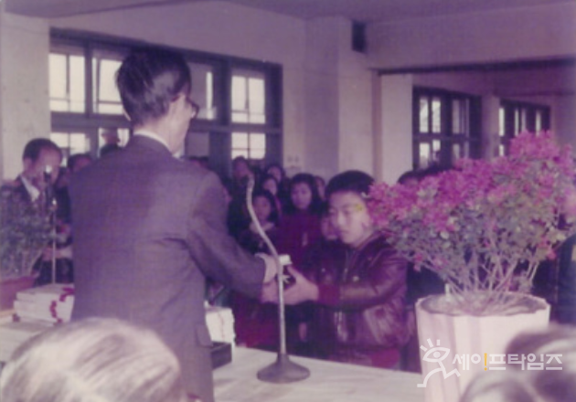 ▲ 1970년대 서울의 한 초등학교 졸업식. ⓒ 세이프타임즈