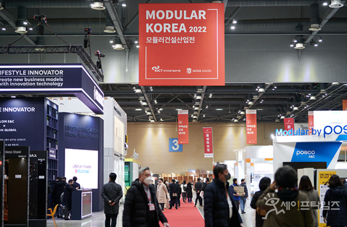▲ 건설업 관계자들이 2022 모듈러&프리캐스트콘크리트산업전에 참석해 부스를 둘러보고 있다. ⓒ 모듈러&프리캐스트콘크리트 사무국