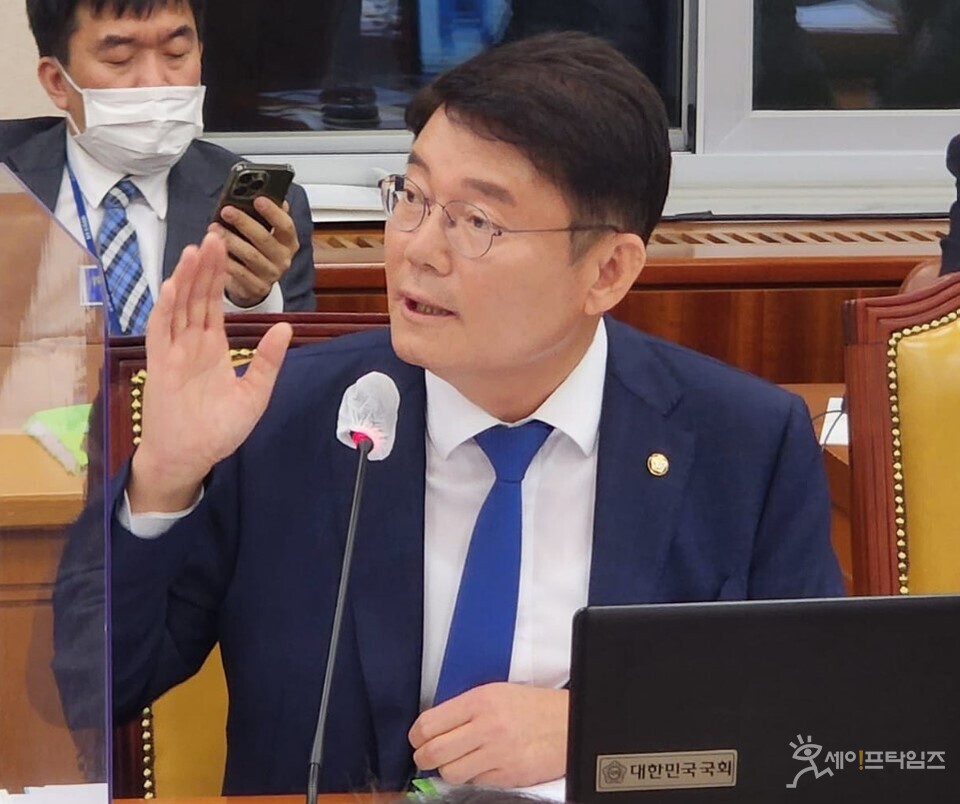 ▲ 김수흥 의원이 익산 국가식품클러스터 국가산단 후보지 지정을 위해 건의문을 전달했다. ⓒ 의원실