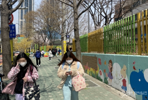 ▲ 서울의 한 초등학교 학생들이 하교하고 있다. ⓒ 세이프타임즈