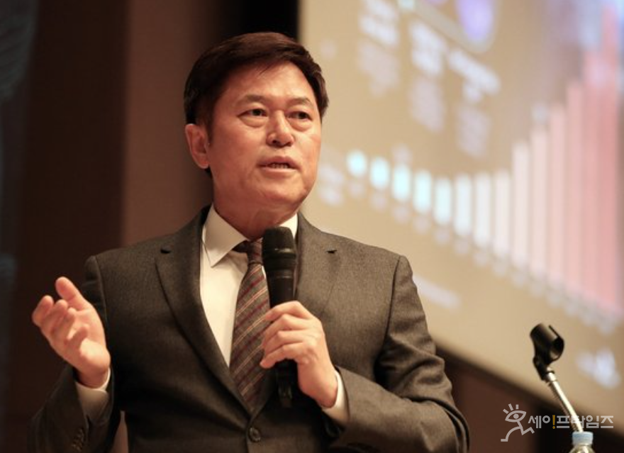 ▲ 박정호 SK하이닉스 대표이사 부회장이 한림대 도헌학술원 개원기념 학술심포지엄에서 AI 시대에 한국 반도체가 나아갈 길을 주제로 기조 연설을 하고 있다. ⓒ SK하이닉스