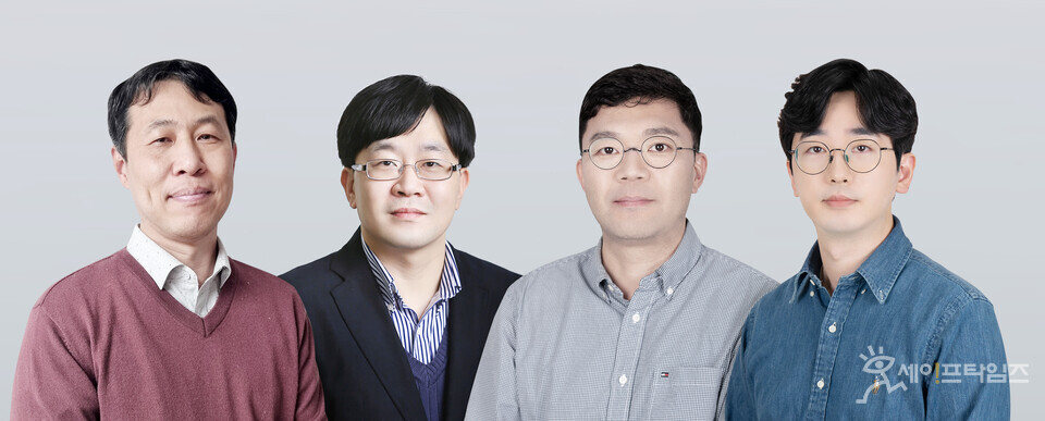 ▲ 삼성전자 SAIT 연구진이 세계 최초로 광촉매 적용으로 재사용이 가능 공기정화 필터 기술을 개발했다. 왼쪽부터 양동식, 이현철, 권혁재, 구민석 연구원. ⓒ 삼성전자