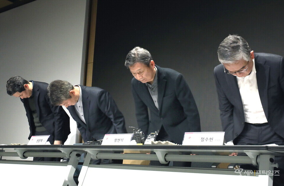 ▲ 황현식 LG유플러스 사장(왼쪽 세번째)을 비롯한 경영진들이 기자간담회에서 고객 정보 유출과 디도스 공격으로 인한 인터넷 서비스 오류 등에 대해 고개를 숙이며 사과하고 있다. ⓒ LG유플러스