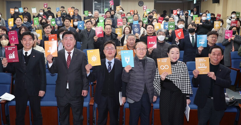 ▲ 충북 청주시지속가능발전협위회 관계자들이 창립 26주년 기념식에 참석하고 있다. ⓒ 청주시