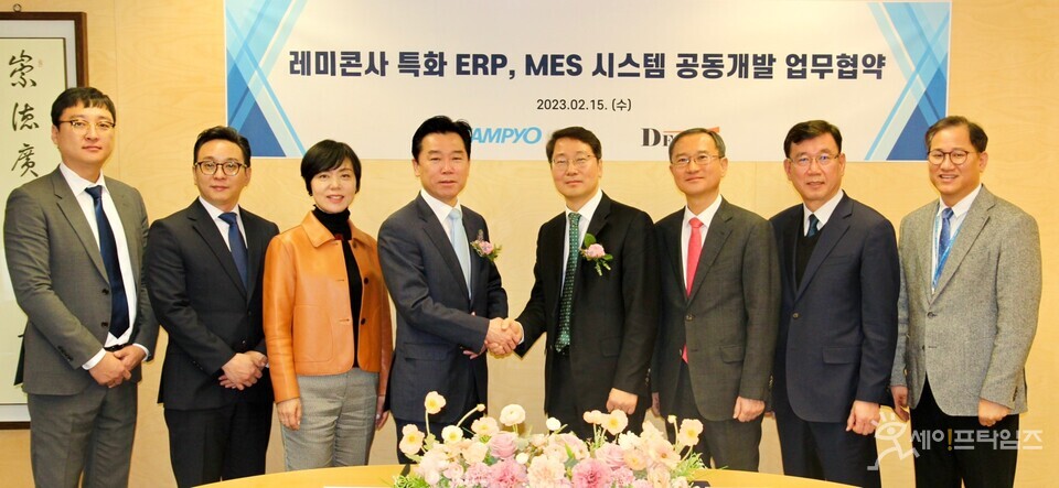 ▲ 이경태 삼표그룹 경영관리 본부장(왼쪽 네번째)과 선은두 디포커스 대표(오른쪽 네번째)가 그룹 본사 대회의실에서 공동개발 업무 협약식을 하고 있다. ⓒ 삼표그룹