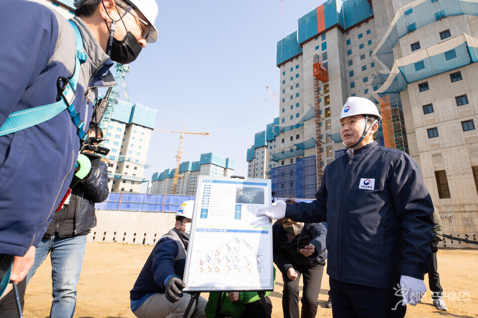 ▲ 원희룡 국토교통부 장관이 아파트 공사현장을 방문해 타워크레인 월례비 등 불법행위 피해현황을 점검하고 있다. ⓒ 세이프타임즈 DB
