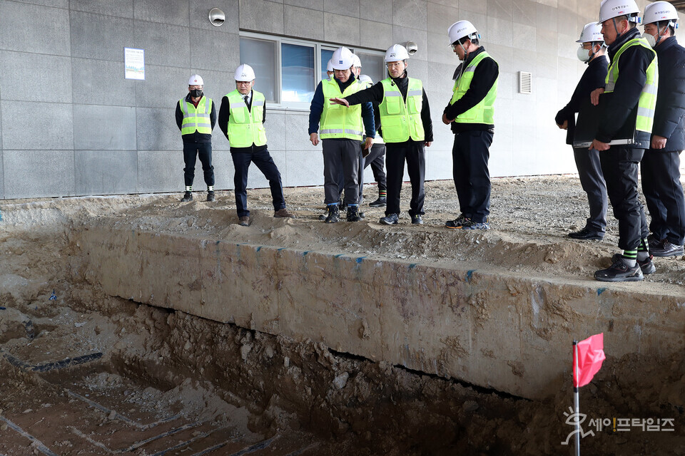 ▲ 김한영 국가철도공단 이사장(오른쪽 다섯번째)이 동해선 태화강역 지반 보강공사 현장을 찾아 안전점검을 하고 있다. ⓒ 국가철도공단