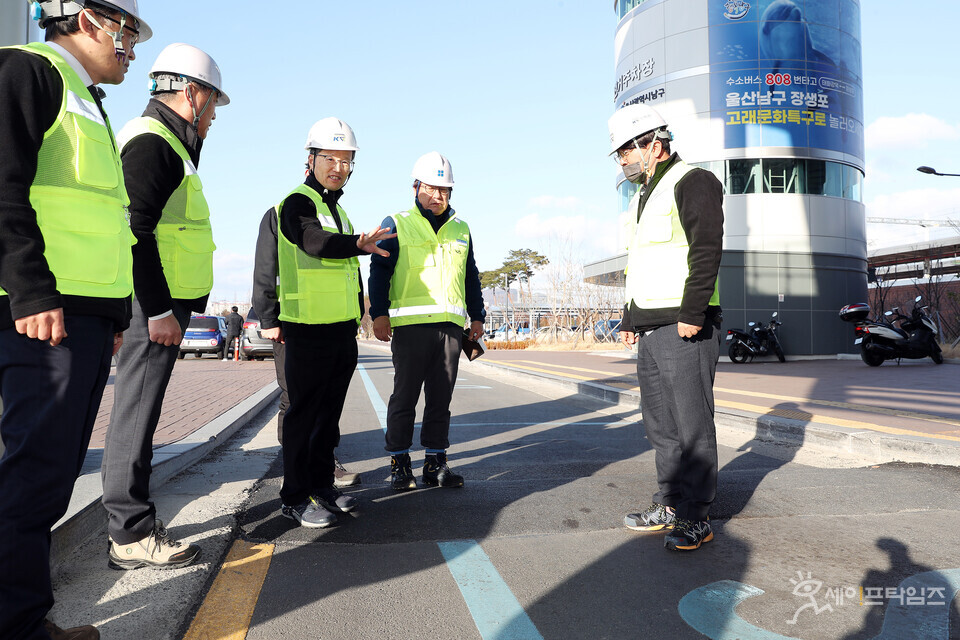 ▲ 김한영 국가철도공단 이사장(오른쪽 세번째)이 동해선 태화강역 지반 보강공사 현장을 찾아 사업 진행상황을 점검하고 있다. ⓒ 국가철도공단