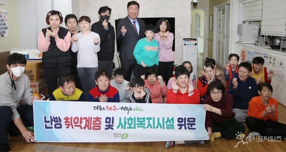 ▲ 이범석 충북 청주시장이 한파와 에너지 가격 급등으로 힘든 시간을 보내고 있는 취약계층 시설에 방문해 격려를 하고 있다. ⓒ 청주시