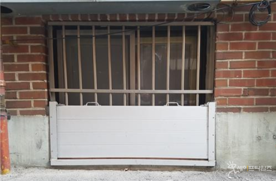 ▲ 서울의 한 반지하주택에 침수방지 물막이판이 설치돼 있다. ⓒ 서울시