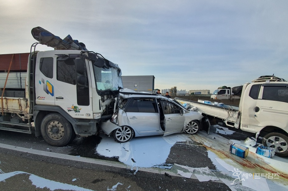 ▲ 7중 추돌 사고로 부서진 4.5톤 트럭과 카렌스 차량. ⓒ 세이프타임즈 DB