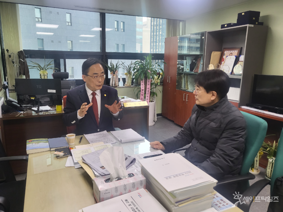 ▲ 김형재 서울시의원(왼쪽)이 시 관계자와 대책을 협의하고 있다. ⓒ 서울시의회