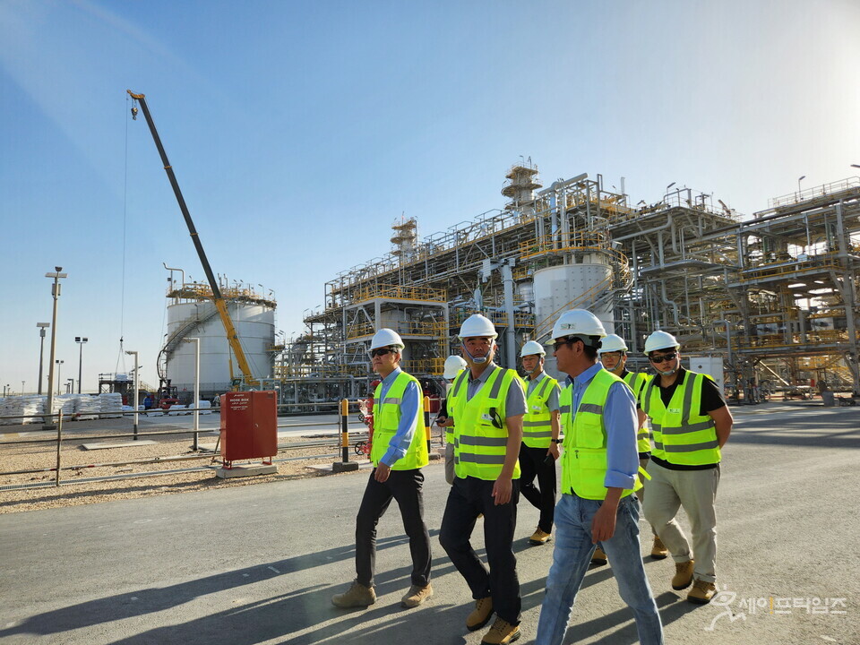 ▲ 정원주 대우건설 부회장(가운데)이 오만 두쿰 정유시설 현장을 방문해 현장을 둘러보고 있다. ⓒ 대우건설