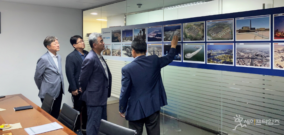 ▲ 정원주 대우건설 부회장(오른쪽 두번째)이 오만 두쿰 정유시설 현장을 방문해 현장을 둘러보고 있다. ⓒ 대우건설