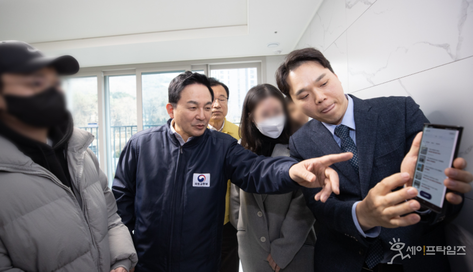 ▲ 원희룡 국토교통부 장관(왼쪽 두번째)이 경기도 하남시 공공지원민간임대주택 입주예정자들과 현장을 방문해 입주준비 상황 등을 점검하고 있다. ⓒ 국토교통부