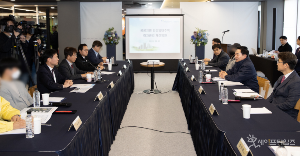 ▲ 원희룡 국토교통부 장관(오른쪽 두번째)이 주택도시보증공사(HUG), 공공지원민간임대를 공급하는 주요 건설사, 입주 예정자 등이 참여한 간담회에서 하자 관리 시 입주민의 목소리를 경청할 것을 주요 건설사 관계자들에게 당부하고 있다. ⓒ 국토교통부