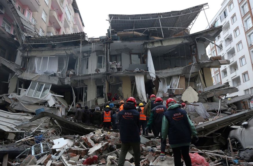 ▲ 튀르키예 구조대원들이 붕괴된 건물에서 구조 작업을 하고 있다. ⓒ 로이터통신 캡처