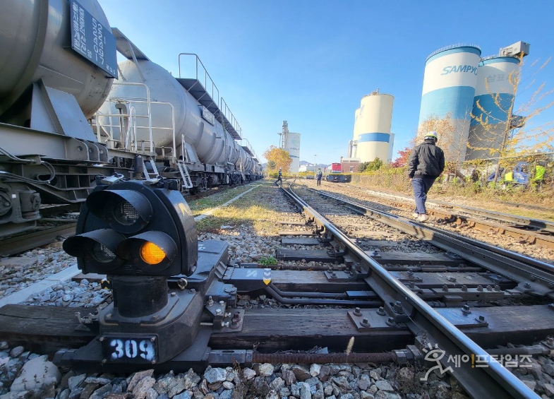 ▲ 경기 의왕시 오봉역에서 한국철도공사 노동자 사망 사고가 발생해 운행이 중지된 시멘트 열차들이 멈춰서 있다. ⓒ 세이프타임즈 DB