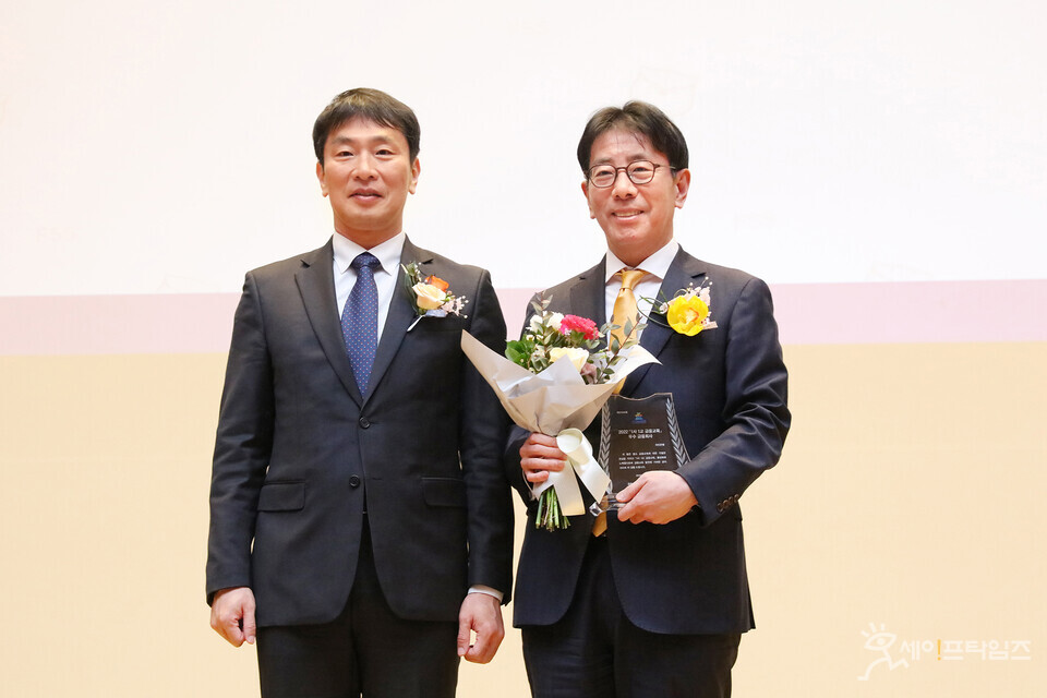 ▲ 이복현 금융감독원장과 이재근 KB국민은행장(오른쪽)이 금융감독원이 주관하는 1사1교 금융교육 우수 사례 시상식에 참석하고 있다. ⓒ KB금융그룹