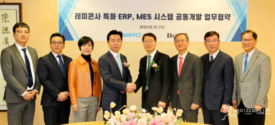 ▲ 이경태 삼표그룹 경영관리 본부장(왼쪽에서 네번째)와 선은두 디포커스 대표(오른쪽 네번째)가 삼표&디포커스 레미콘 특화 ERP, MES 시스템 공동개발 업무 협약식을 하고 있다.  ⓒ 삼표그룹