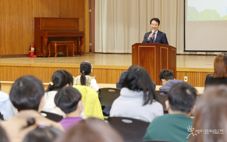▲ 강진원 전남 강진군수가 작천초 입학식에 참석해 신입생들에게 축하와 응원 인사를 하고 있다. ⓒ 강진군
