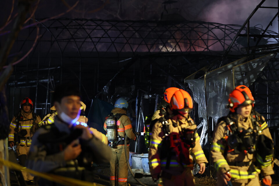 ▲ 3일 서울 강남구 세곡동에 있는 비닐하우스에서 화재가 발생, 소방대원들이 잔불 정리작업을 하고 있다. ⓒ 연합뉴스