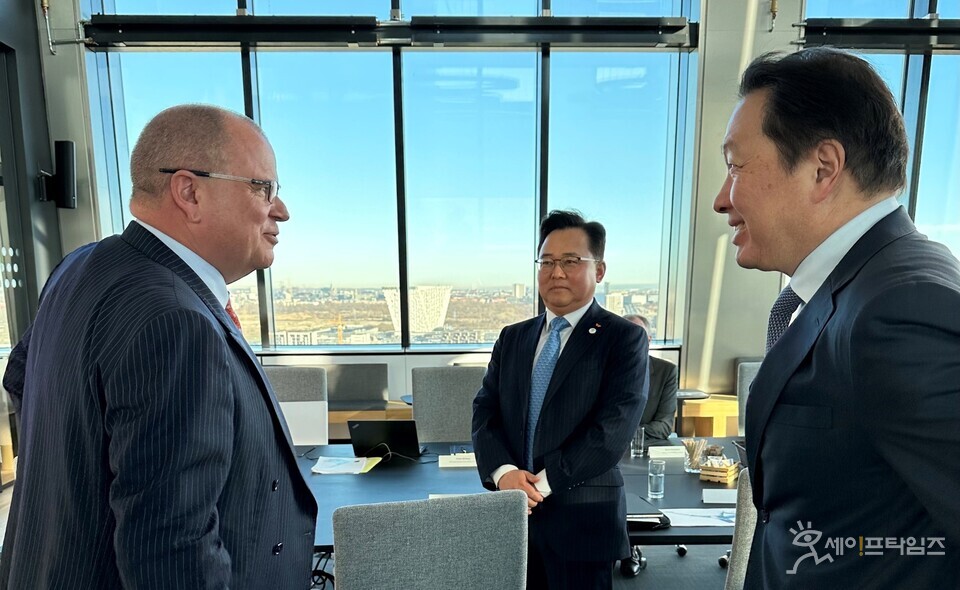 ▲ 최태원 SK그룹 회장(오른쪽)과 헨릭 앤더슨 베스타스 CEO(왼쪽)이 사업협력 방안을 논의하고 있다. ⓒ SK