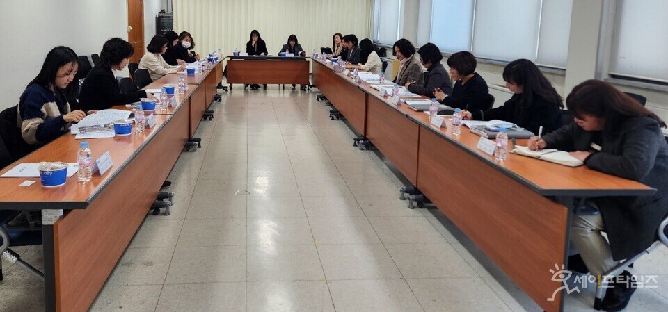 ▲ 충북 관계자들이 돌봄·경력이음 사업발굴 자문단 회의를 열고 있다. ⓒ 충북도