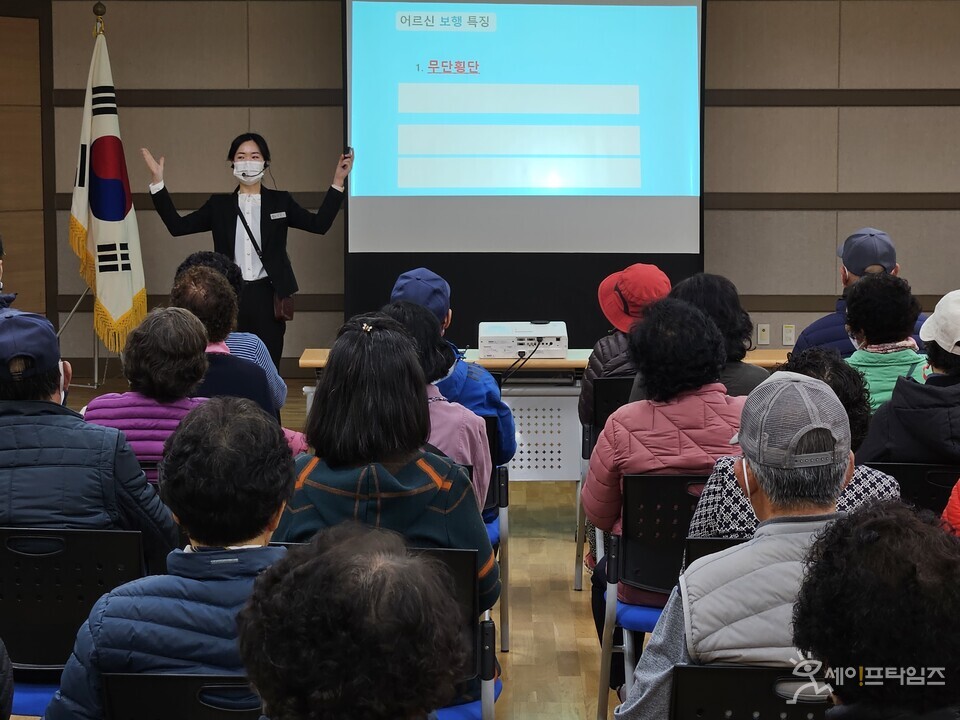 ▲ 충북 청주시 관계자가 교통 사망사고를 줄이기 위해 찾아가는 노인 교통안전교육을 하고 있다. ⓒ 청주시