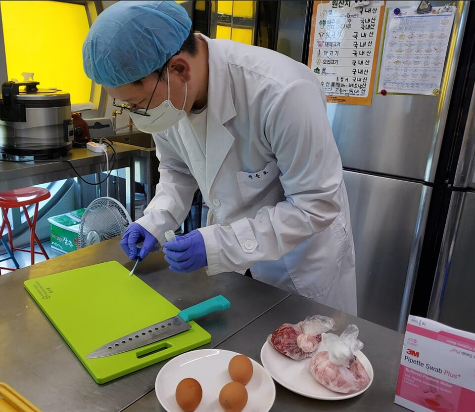 ▲ 대구시 보건환경연구원이 급식실 안전성 검사하고 있다. ⓒ 대구시