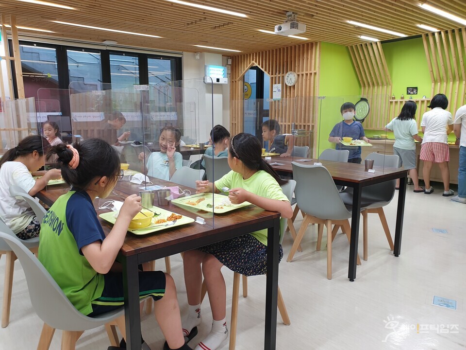 ▲ 서울 노원구의 초등학교 돌봄 아이휴센터에서 아이들이 식사를 하고 있다. ⓒ 노원구