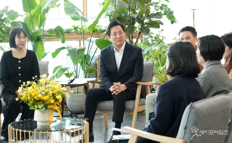 ▲ 오세훈 서울시장(왼쪽 두번째)이 난임시술 성공 부부 등 난임 당사자, 난임 치료 전문가 등과 대화를 나누고 있다. ⓒ 서울시