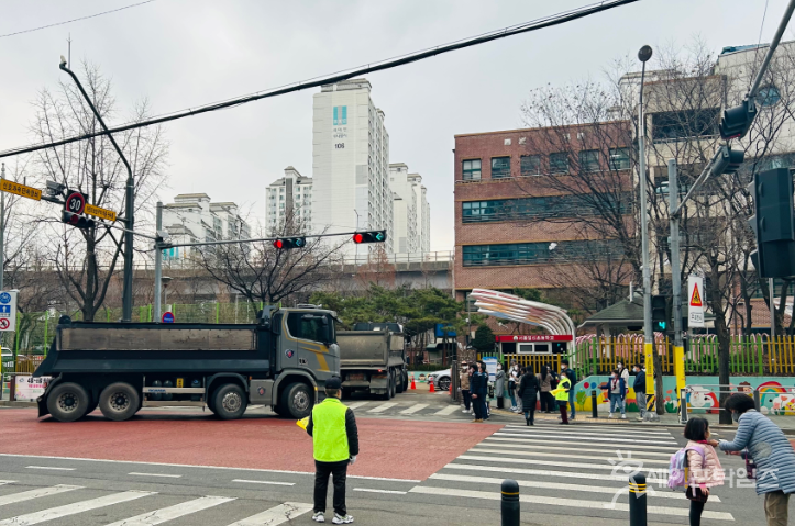 ▲ 서울 성북구의 한 초등학교 앞 등교시간에 공사차량이 지나다니고 있다. ⓒ 독자제공