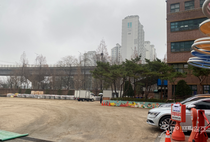 ▲ 서울 성북구의 한 초등학교 운동장에 공사 자재들이 쌓여있다. ⓒ 세이프타임즈