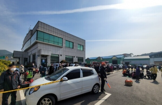 ▲ 전북 순창군 구림면 구림농협 주차장에서 1톤 트럭이 인파를 덮치는 사고가 발생해 119구급대원들이 환자들에게 응급 조치를 하고 있다. ⓒ 전북소방본부