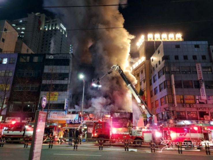 ▲ 서울 중구 남대문시장 인근에서 화재가 발생해 소방대원들이 진화작업을 하고 있다. ⓒ 세이프타임즈 DB