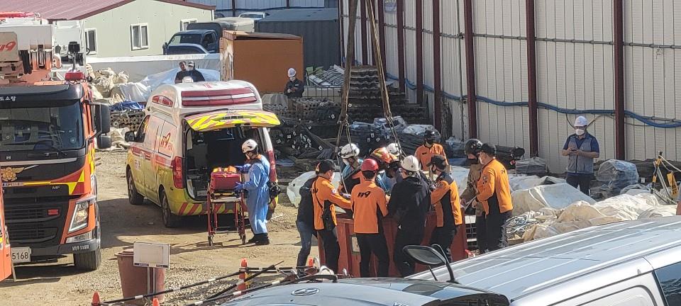 ▲ 경기 남양주시 진접읍의 한 아파트 공사 현장에서 타워크레인 높이를 조정하는 작업 중 부품과 함께 근로자가 추락하는 사고가 발생했다. ⓒ 남양주소방서
