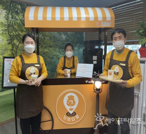 ▲ 서울 성복구치매안심센터의 초로기 치매어르신이 고정형 기억다방 바리스타로 활동하고 있다. ⓒ 성북구